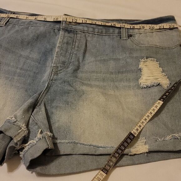 Forever 21 distressed denim shorts size 18 - Picture 5 of 9